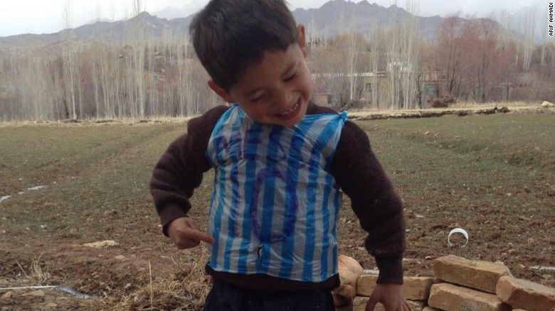 Cậu bé bỗng dưng nổi tiếng vì mặc chiếc áo của Lionel Messi bằng túi nilon
