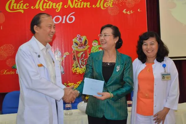 Bà Nguyễn Thị Quyết Tâm thăm và chúc Tết các đơn vị