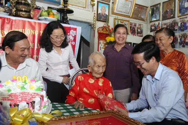 Lãnh đạo TPHCM chúc Tết người cao tuổi, hộ gia đình người dân tộc và hộ dân nghèo