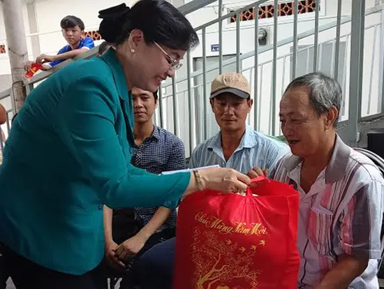 Tặng 50 phần quà cho công nhân ăn Tết xa nhà