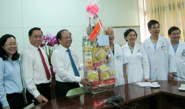 Lãnh đạo thành phố đi thăm và chúc tết các đơn vị