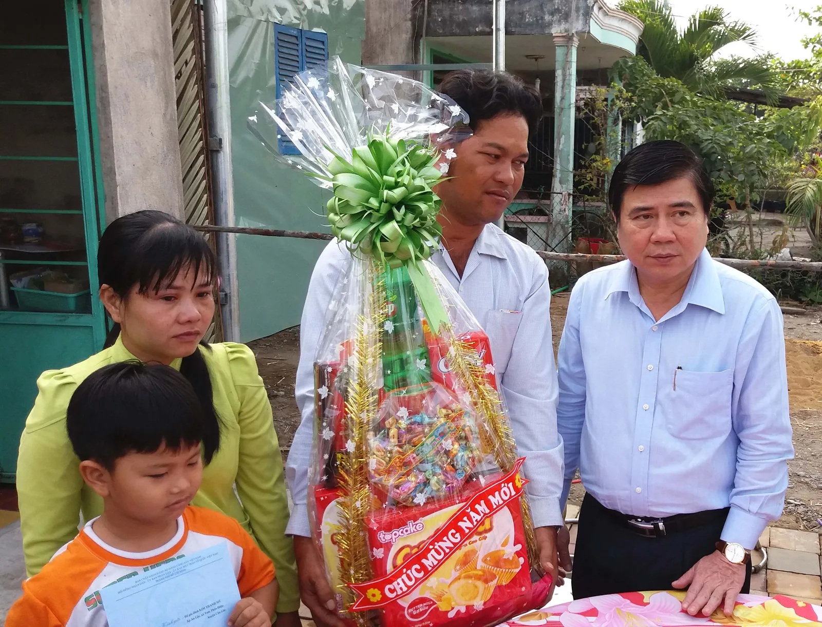 Lãnh đạo TPHCM thăm và chúc Tết người nghèo, người dân tộc