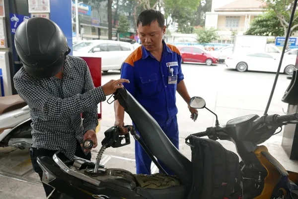 Xăng giảm giá gần 800 đồng/lít