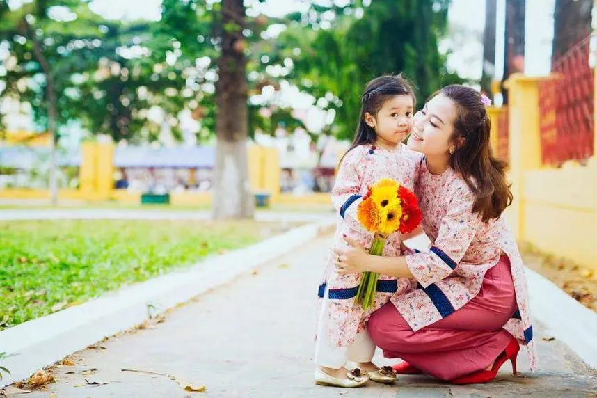 Áo dài cách tân khuynh đảo mùa Tết