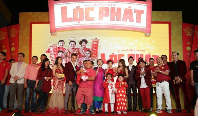 Hiếu Hiền bế con nhỏ ra mắt phim Lộc Phát