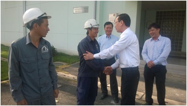 Lãnh đạo TP tiễn công nhân về quê đón Tết