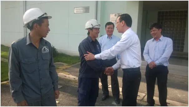 Lãnh đạo TP tiễn công nhân về quê đón Tết