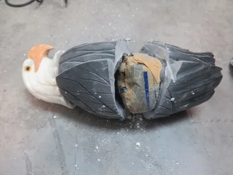 Giấu ma túy trong tượng đá để vượt hải quan 