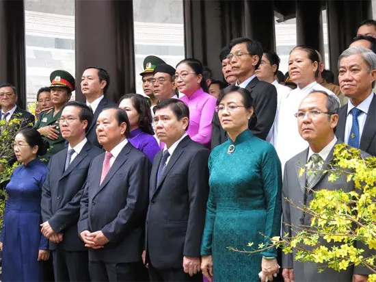 Lãnh đạo Thành Ủy, UBND TPHCM dâng cúng bánh tét lên Quốc Tổ Hùng Vương  