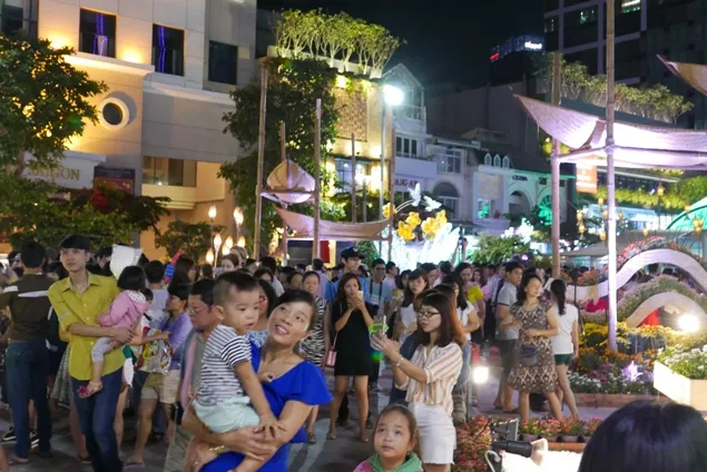 Hàng ngàn du khách đến Đường hoa đêm khai mạc