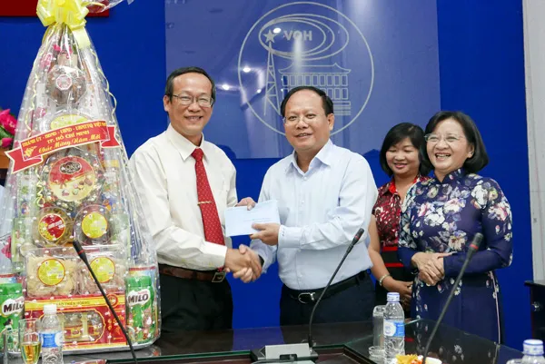 Phó bí thư thường trực thành ủy Tất Thành Cang thăm chúc tết Đài TNND TPHCM trước thềm giao thừa
