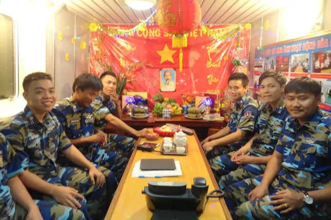 Thăm phòng đón xuân trên tàu Cảnh sát biển Việt Nam