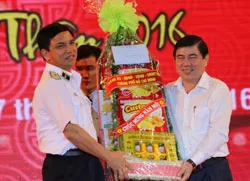 Chủ tịch UBND TPHCM chúc Tết và phát lệnh làm hàng đầu xuân tại cảng Cát Lái