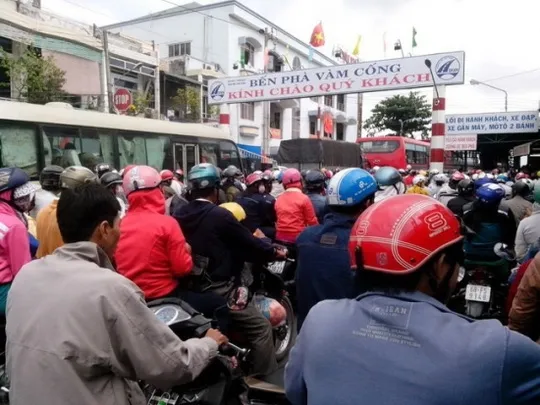 Người dân đổ về Sài Gòn, các tuyến giao thông ùn tắc nghiêm trọng 