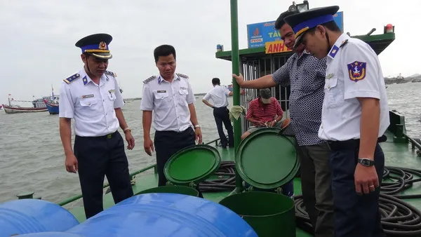 BTL Vùng Cảnh sát biển 3 tạm giữ  tàu vận chuyển dầu D.O không rõ nguồn gốc