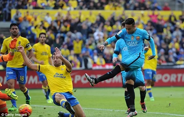 Arsenal bị cầm hòa, Inter Milan thắng tưng bừng, Barca vất vả giành 3 điểm