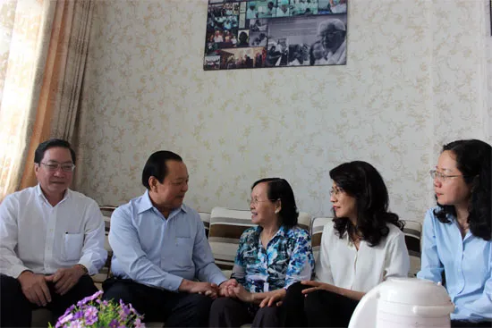 Đoàn lãnh đạo TPHCM thăm gia đình cán bộ ngành y tế nhân 61 năm ngày Thầy thuốc VN