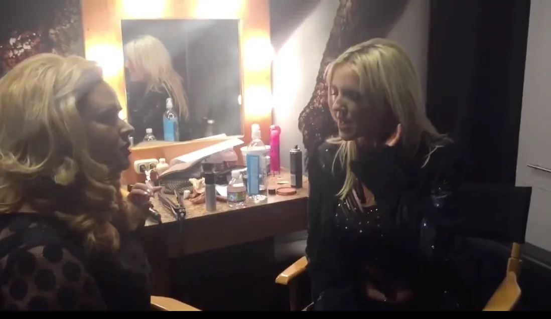 Britney Spears hướng dẫn Adele hát Hello theo phong cách sexy