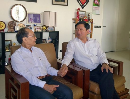 Bí thư Thành ủy Đinh La Thăng thăm cán bộ lão thành ngành y