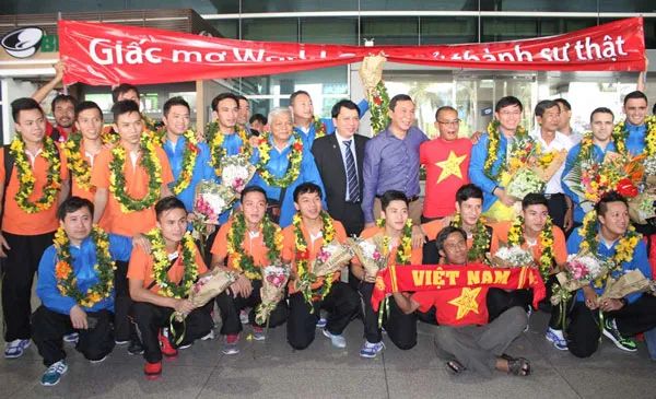 Những người hùng tuyển Futsal VN trở về trong vòng tay người hâm mộ