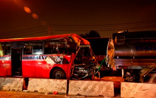 Ôtô khách đâm đuôi xe bồn, hàng chục công nhân kêu cứu