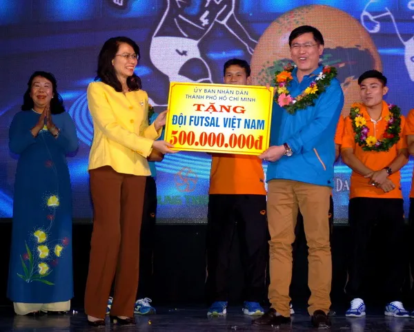 Tuyển Futsal Việt Nam giao lưu cùng người hâm mộ