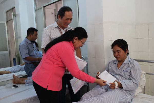 Liên đoàn Lao động TPHCM thăm công nhân bị tai nạn giao thông nghiêm trọng
