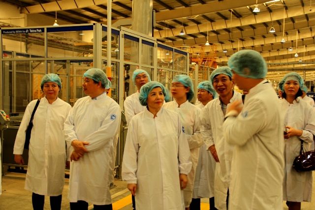 Tham tán thương mại, công sứ Việt Nam tại các nước về thăm siêu nhà máy sữa của Vinamilk
