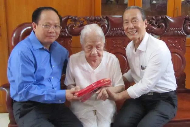 Lãnh đạo TPHCM mừng thượng thọ phu nhân cố luật sư Nguyễn Hữu Thọ