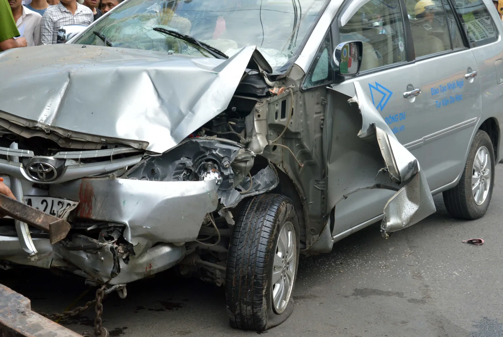 Xe hơi lao vào tiệm sửa xe máy, 2 người thương vong