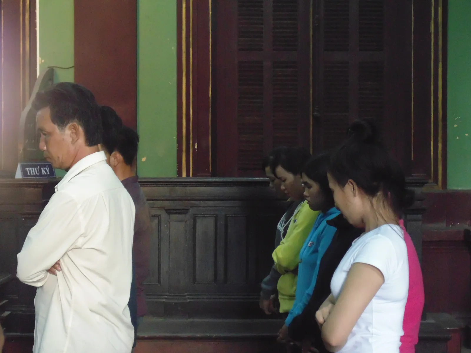 Đi tù vì giúp 28 cô gái sang Singapore trái phép