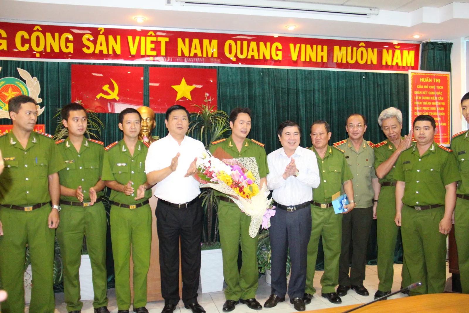  Bí thư Thành ủy Đinh La Thăng biểu dương Công an quận 1 bắt ma túy