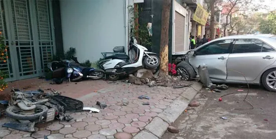 Hà Nội: Camry “điên” đâm hàng loạt xe máy, 3 người tử vong