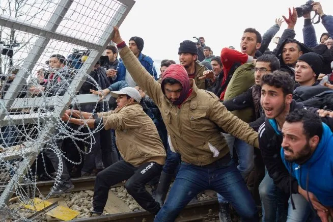 Người di cư phá rào biên giới Macedonia-Hy Lạp