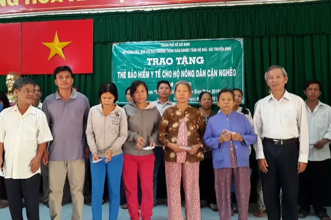 Tặng 1.500 thẻ Bảo hiểm y tế đến hộ nông dân cận nghèo