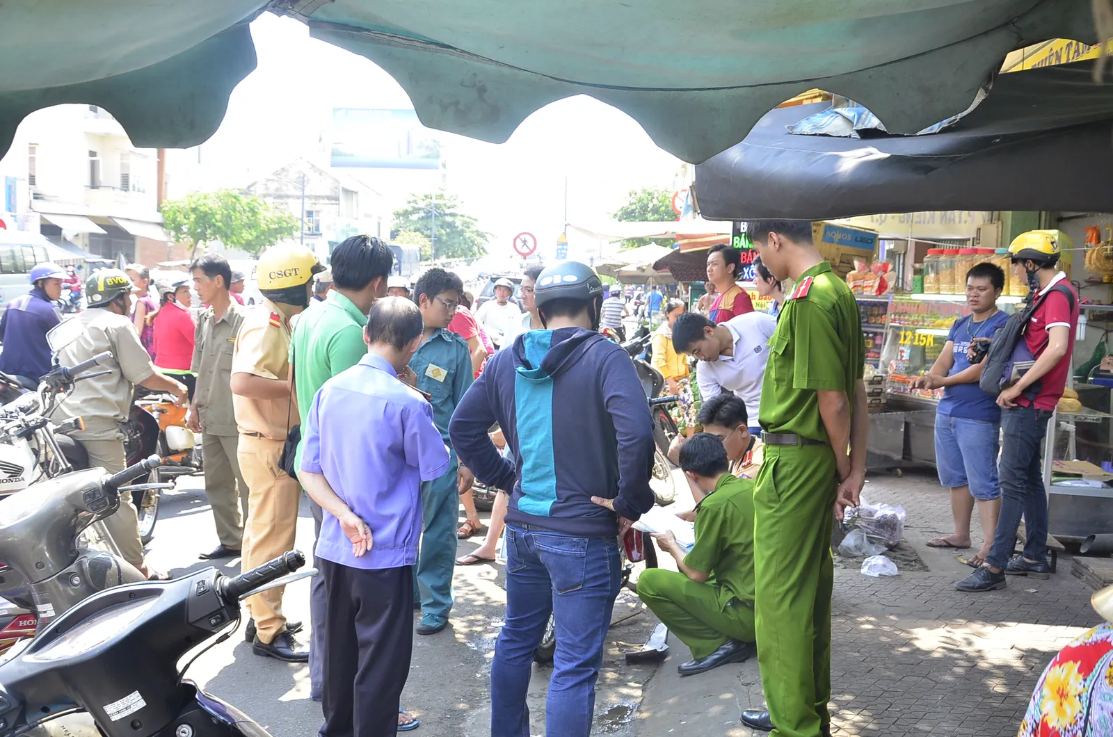 Đang chạy, tài xế xe ôm ngã lăn ra đường tử vong