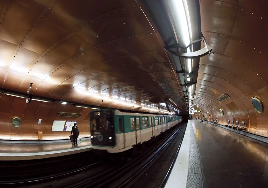 Tàu điện ngầm còn ô nhiễm hơn đường phố Paris
