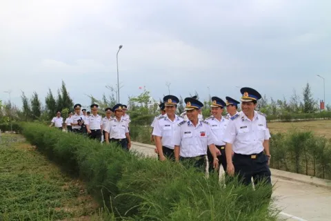  Thăm và kiểm tra Hải đội 302 – BTL Vùng CSB 3