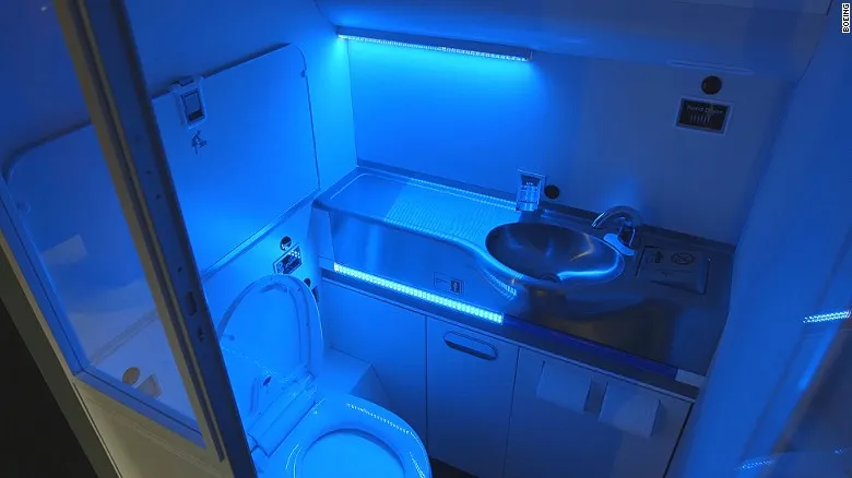 Nhà vệ sinh trên máy bay sẽ tự làm sạch bằng tia UV