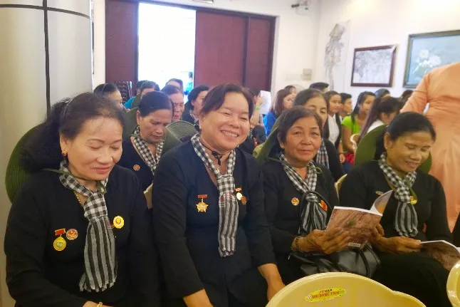 Gặp lại những bông hoa trên đất thép