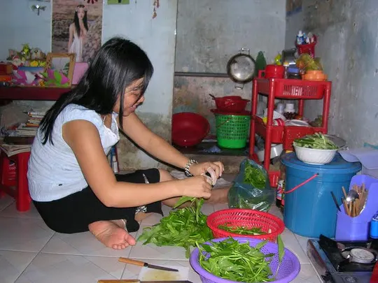 Giám sát việc bán điện, nước đúng giá cho công nhân