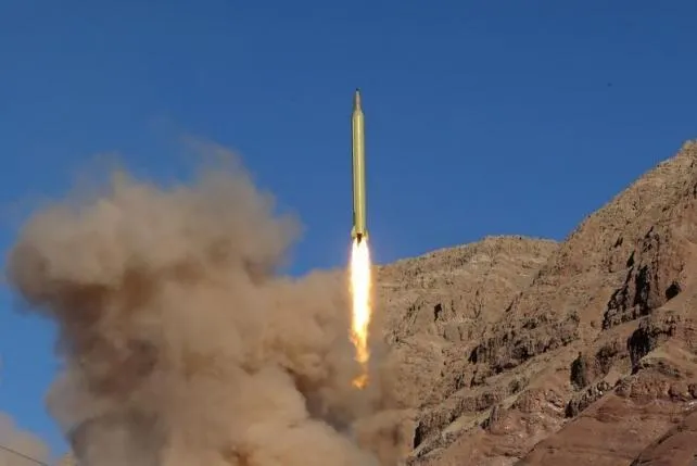 Iran phóng tên lửa “tự vệ”
