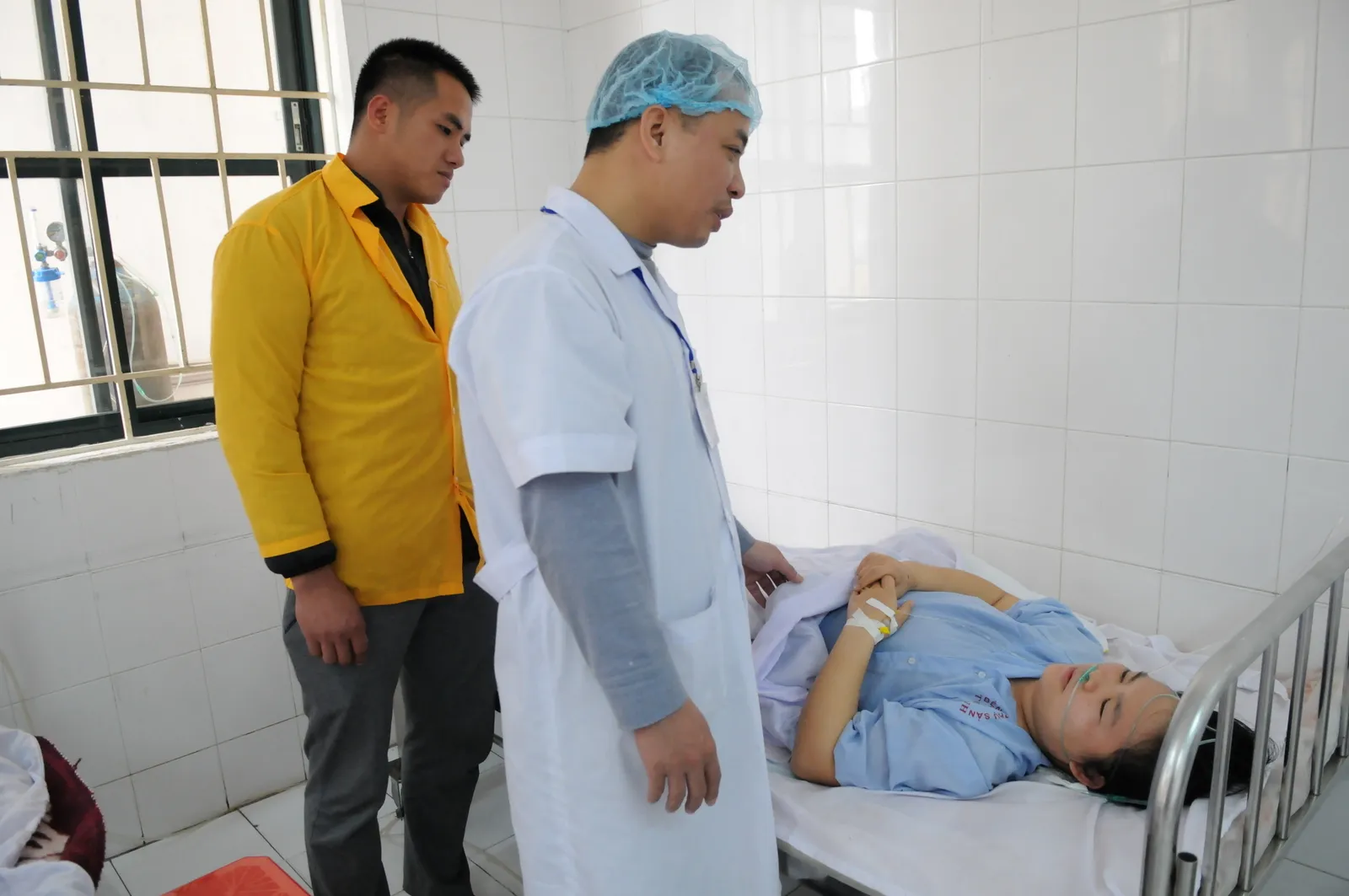 Bộ trưởng Bộ Y tế khen tập thể mổ cấp cứu tại nhà cho sản phụ