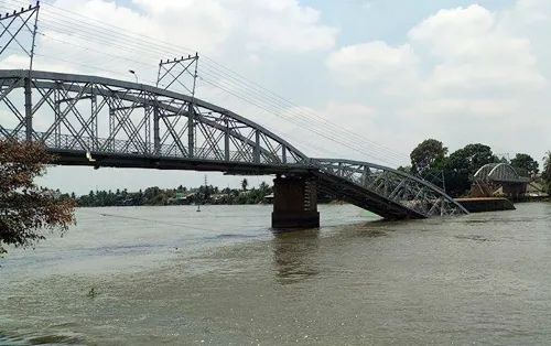 Cầu Ghềnh sập, người dân rớt xuống sông 