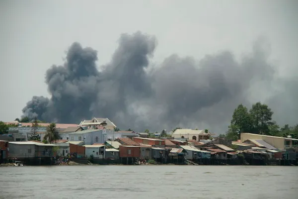 Lửa bốc cháy ngùn ngụt tại chợ Hóa An - Biên Hòa 