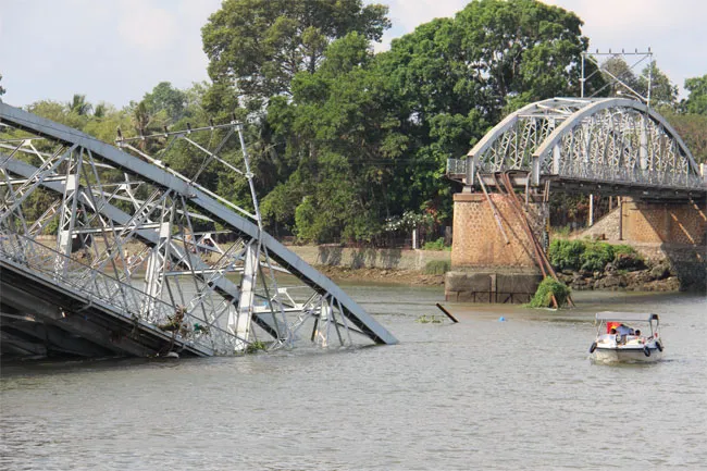 Cầu Ghềnh bị sập: Thiệt hại hàng tỷ đồng cho ngành đường sắt