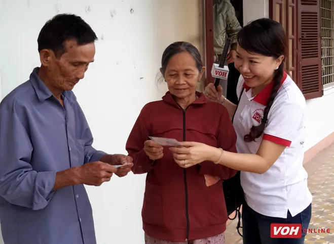 Sát cánh cùng gia đình Việt tặng 1.000 thẻ BHYT cho người dân tỉnh Bình Định
