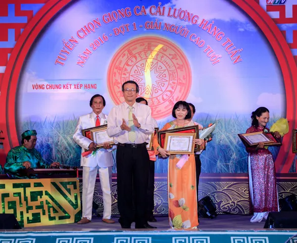 Thí sinh Huỳnh Thị Phương Thủy đạt giải nhất hội thi tuyển chọn giọng ca cải lương giải “Người cao tuổi năm 2016”
