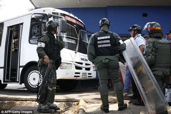 Venezuela: Xe buýt cán chết hai cảnh sát