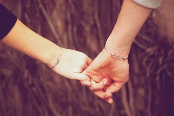 Hãy nắm chặt tay nhau
